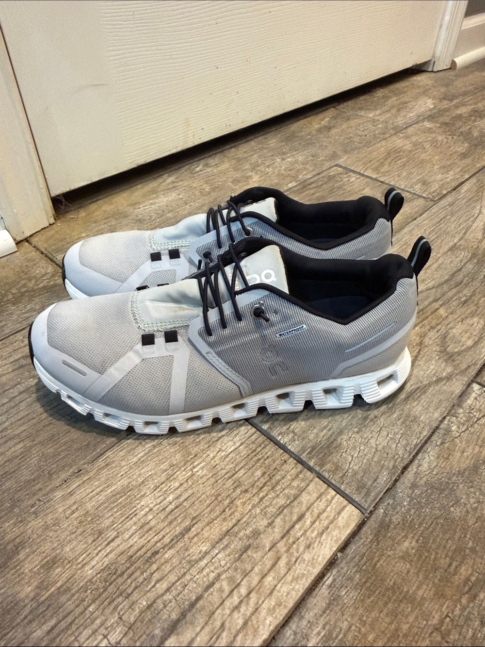 On Cloud Waterproof Running Shoes Women’s size 10